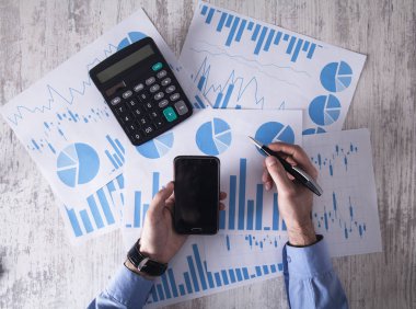 Ofiste çalışan iş adamı. Teknoloji ve yatırım kavramı