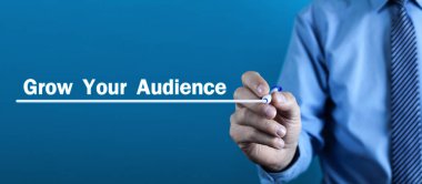 Adam yazmak kitleyi büyümek metin ekranda.