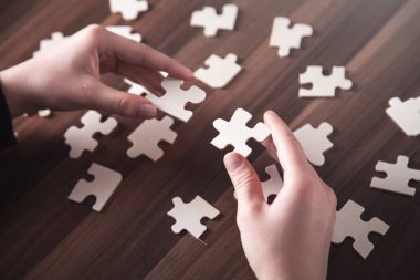 Jigsaw bulmaca parçası holding eller. İş çözümü, başarı