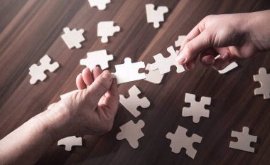 Yapboz parçası tutan eller. Çözüm, Başarı, Takım Çalışması