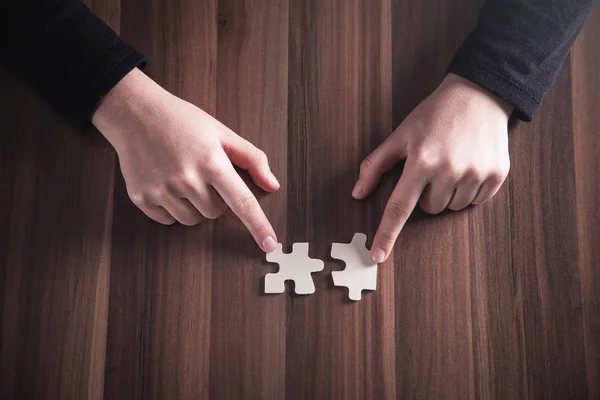 Handen met stukje van de puzzel. Bedrijfsoplossing, succes — Stockfoto