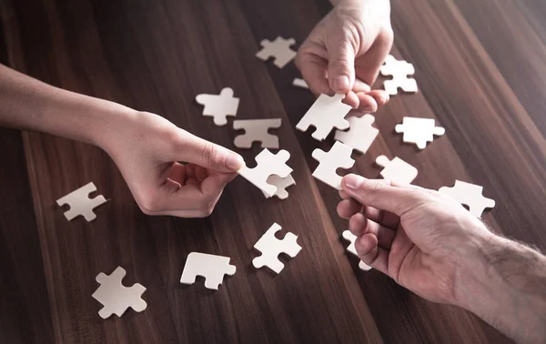 Handen met puzzelstukje. Oplossing, Succes, Teamwork — Stockfoto