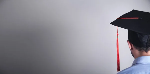 Homme avec chapeau de fin d'études. Éducation — Photo