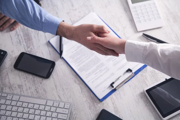 İş adamları el sallıyor. İş ortaklığı. Anlaşma concep