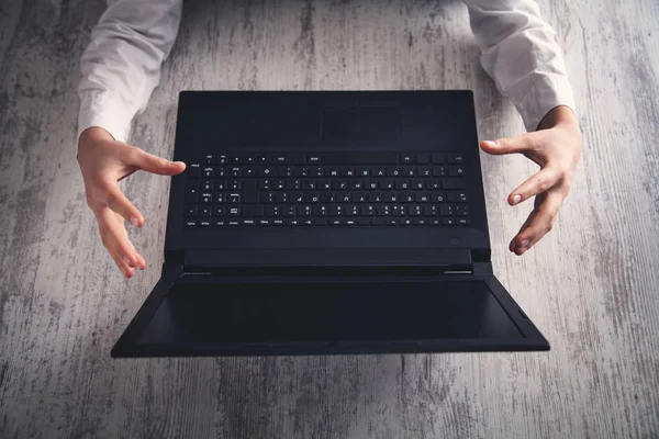 As mãos protegem o gesto com o computador portátil na mesa moderna . — Fotografia de Stock
