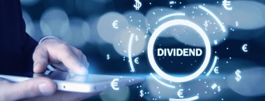 Para birimi simgeleri metinle temettü tutan adam. İş