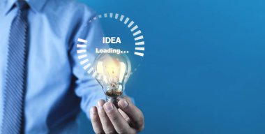 Adam holding ampul. Fikir yükleme