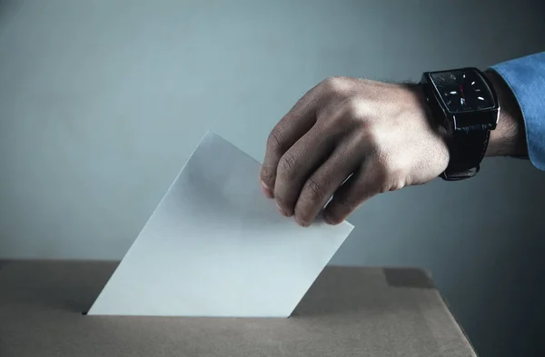 Votação na urna. Conceito de eleição e democracia — Fotografia de Stock