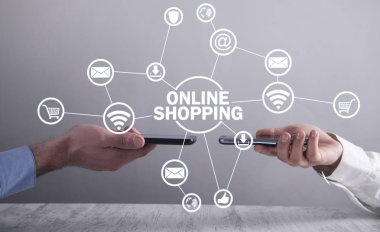 Akıllı telefon kullanan iki kişiler. Online alışveriş