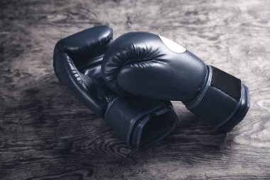 Eski ahşap masa boks eldivenleri.