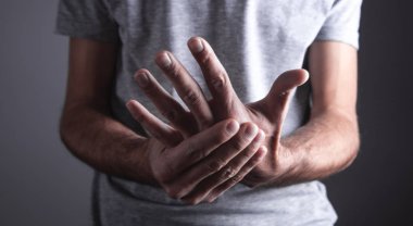 Beyaz adam bilek ağrısı ile. Artrit