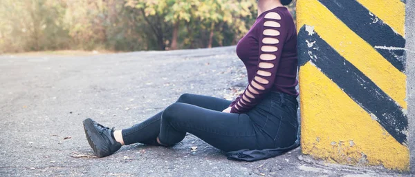 Mujer de moda en jeans negros al aire libre . —  Fotos de Stock