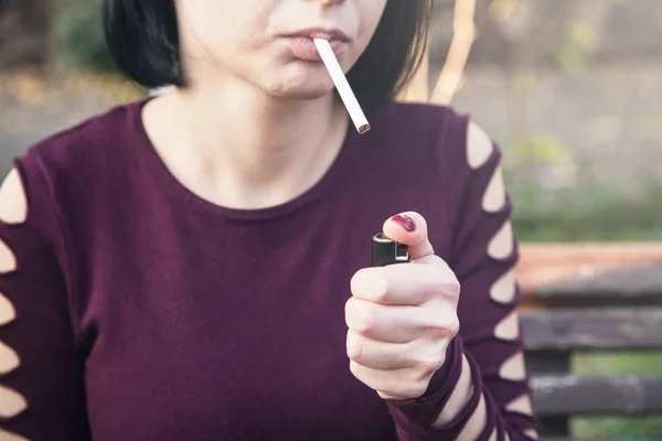 Mujer fumando cigarrillo. Cigarrillo, Adicción — Foto de Stock