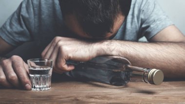 Votkalı beyaz alkolik adam..