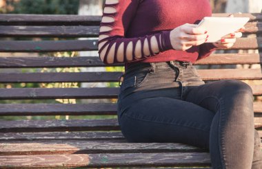 Dış mekan içinde dijital tablet kullanan kadın.