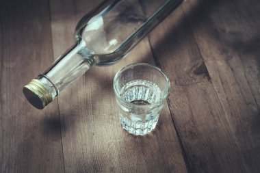 Votka ahşap arka plan üzerinde.