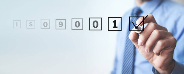 Человек пишет на экране. ISO 9001. Концепция бизнеса
