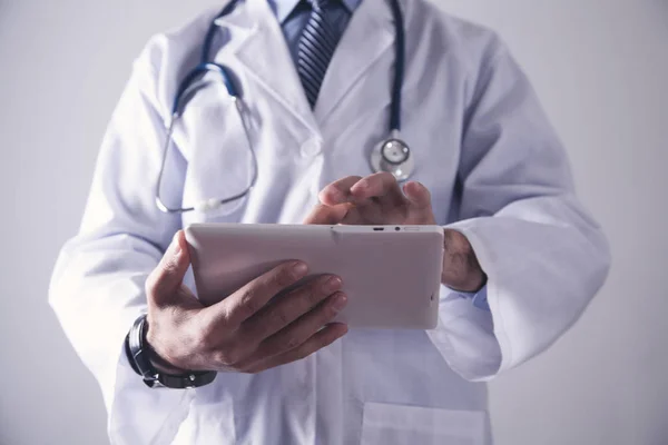Arzt mit digitalem Tablet. Medizin und Gesundheitskonzept — Stockfoto