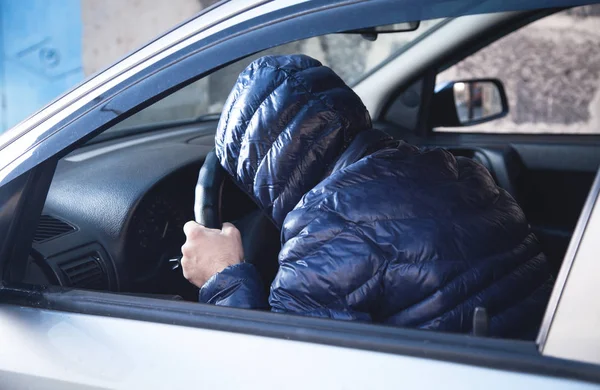 Kapuzenmann mit Lenkrad. Auto fahren — Stockfoto