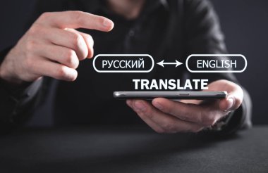 Adam holding smartphone. Kavramı çevirmek