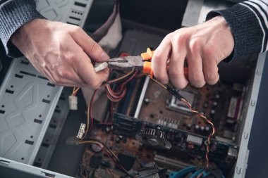 Adam bilgisayar onarır. Internet, teknoloji