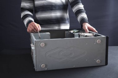 Adam bilgisayar onarır. Internet, teknoloji