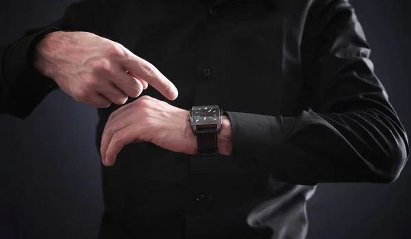 Homem com o dedo apontando seu relógio de pulso . — Fotografia de Stock