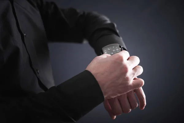 Homem ajustando seu relógio de pulso . — Fotografia de Stock