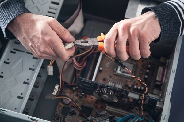 Homem conserta computador. Internet, tecnologia — Fotografia de Stock