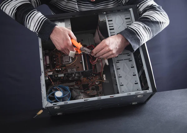 Homem conserta computador. Internet, tecnologia — Fotografia de Stock