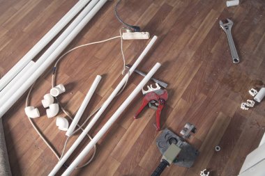 Makas, plastik boru. Onarım, servis Tesisatı