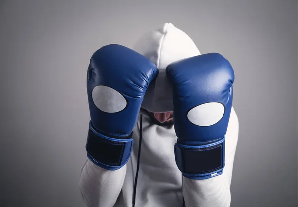 Hombre encapuchado con guantes de boxeo. — Foto de Stock