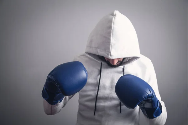 Homem encapuzado com luvas de boxe. — Fotografia de Stock