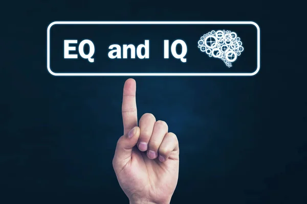 Férfi kéz mutató EQ és IQ szó. — Stock Fotó