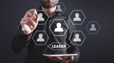 İş adamı ekranda yazıyor. Lider konsepti