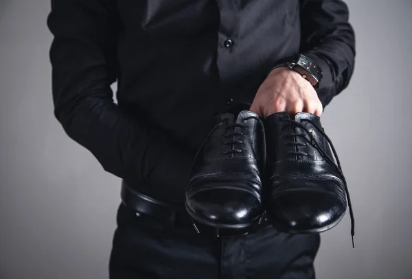 En man med svarta skor. Modekoncept — Stockfoto