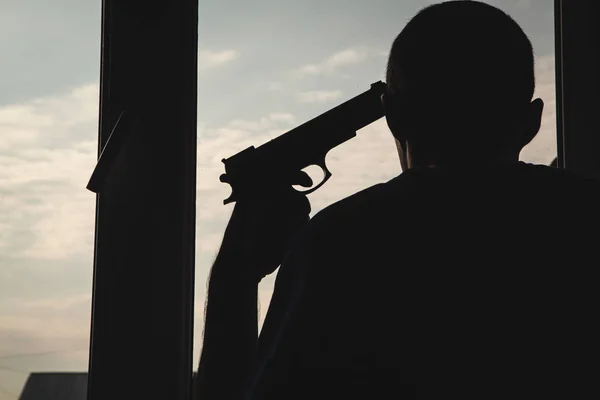 Hombre sosteniendo la pistola y preparándose para suicidarse. Suicidio cóncavo —  Fotos de Stock