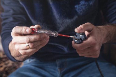 Evde çalışan Kafkas elektrikçisi.