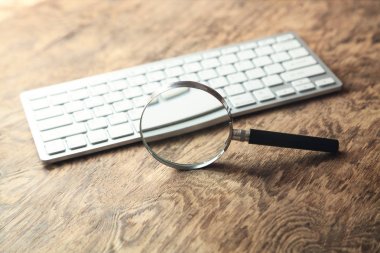Bilgisayar klavyeli büyüteç. İnternet aranıyor