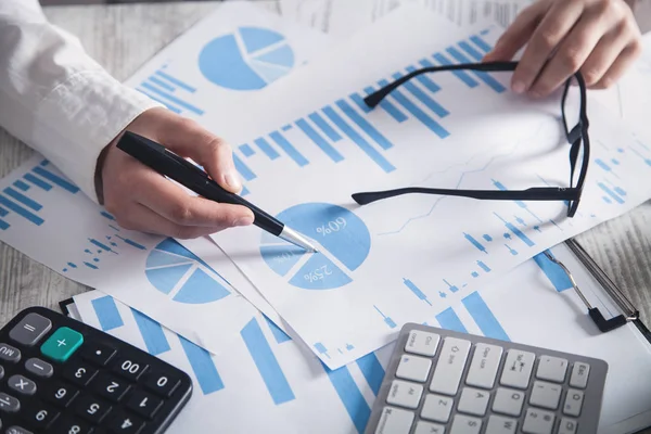 Trabajando en la oficina. Gráficos financieros e inversión — Foto de Stock