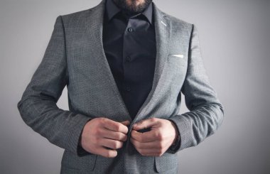 Kafkas işadamı ceketini düzeltir.