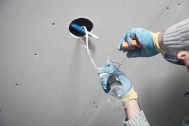 Tavana ampul takmak elektrikçi.