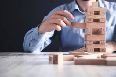 Tahta blokları istifleyen adam. Geliştirme kavramı