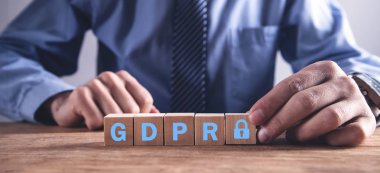 Elinde tahta küp olan adam. Gdpr