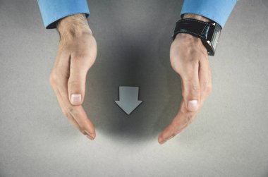 İşadamı koruma kağıt ev. Ev sigorta kavramı.