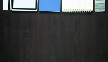 Ofis masası. Hesap makinesi ve not defteri ile tablet
