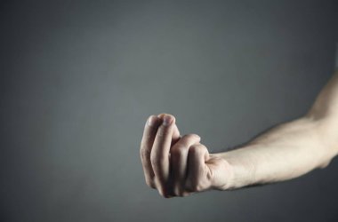 Erkek elini tutmak bir şey. 