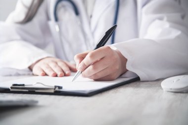 Klinikte panoya doktor yazma. 