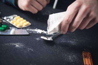 Bir paket eroini olan bir adam. Uyuşturucu bağımlılığı kavramı