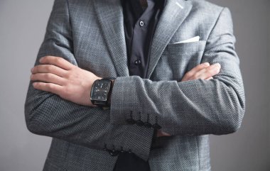 Beyaz işadamı kolları çapraz ayakta.